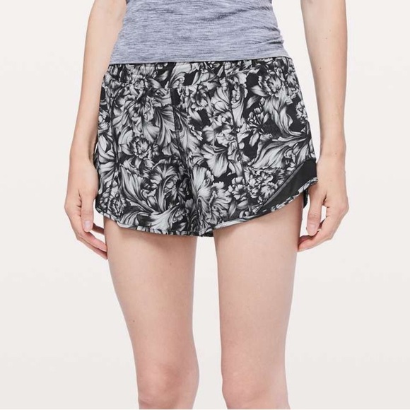 Lululemon Hotty Hot Short II *Long 4" Size 6 - Picture 1 of 8